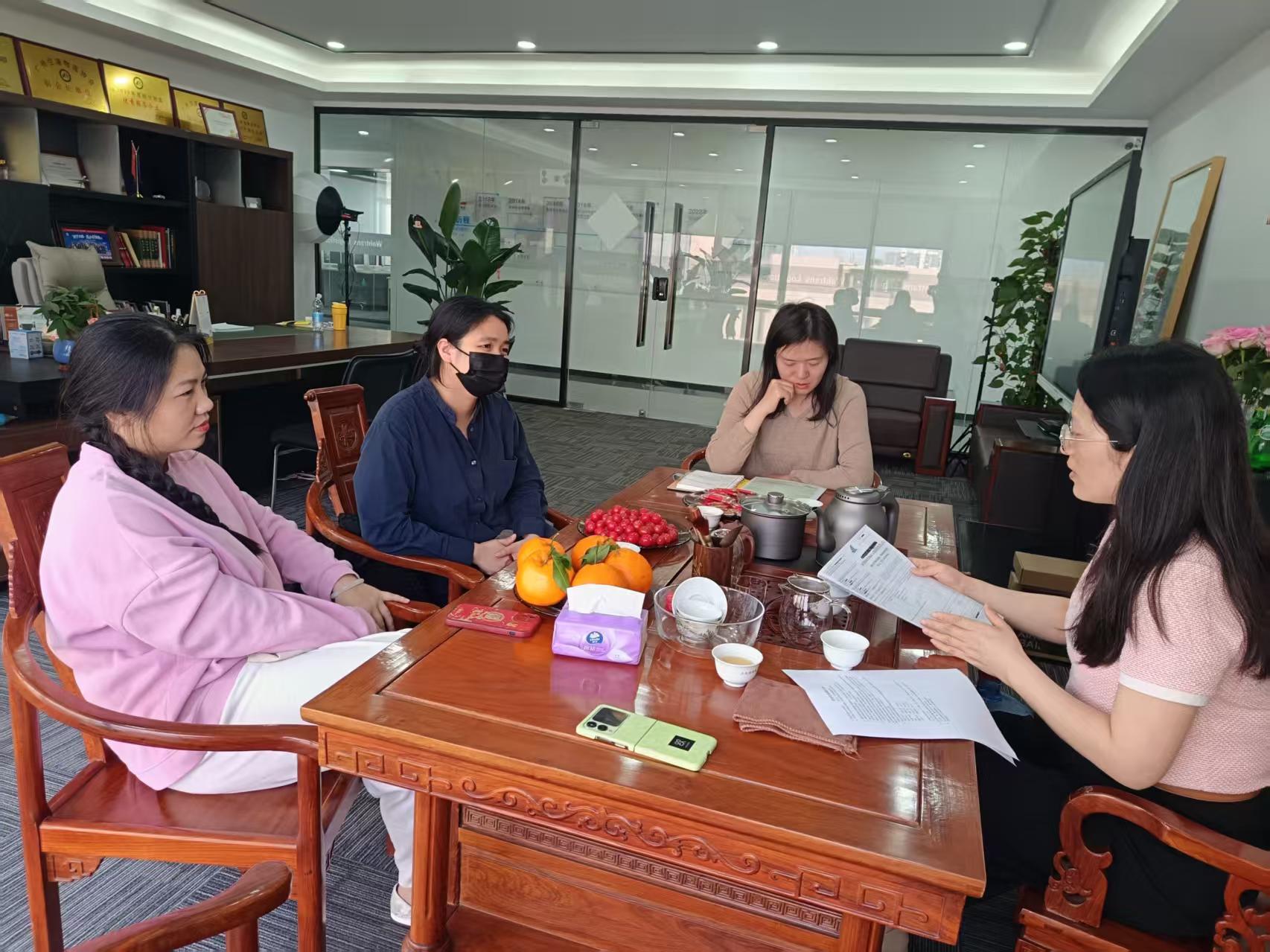 教师与企业高管深入交流.jpg