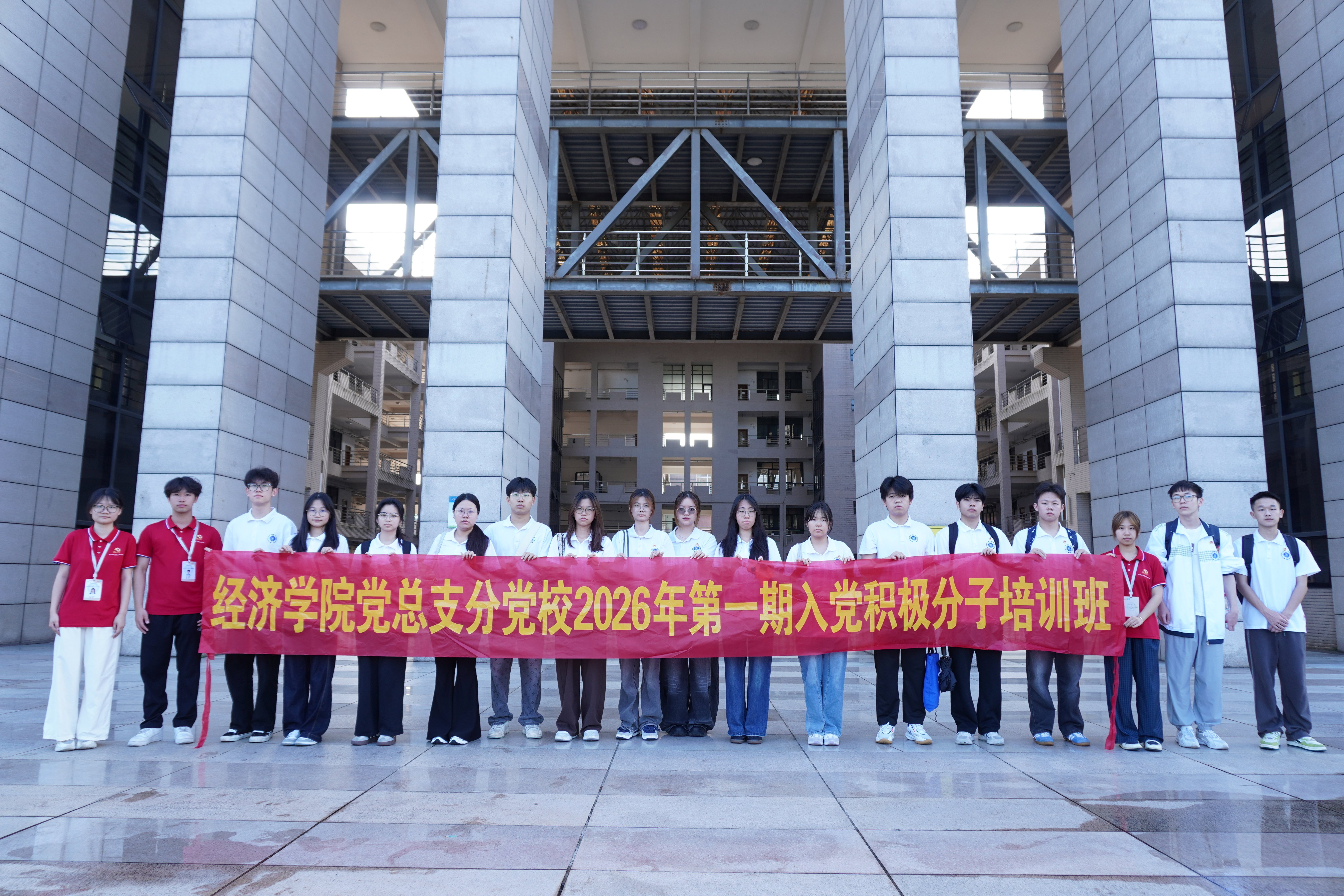 图1出发合影.JPG